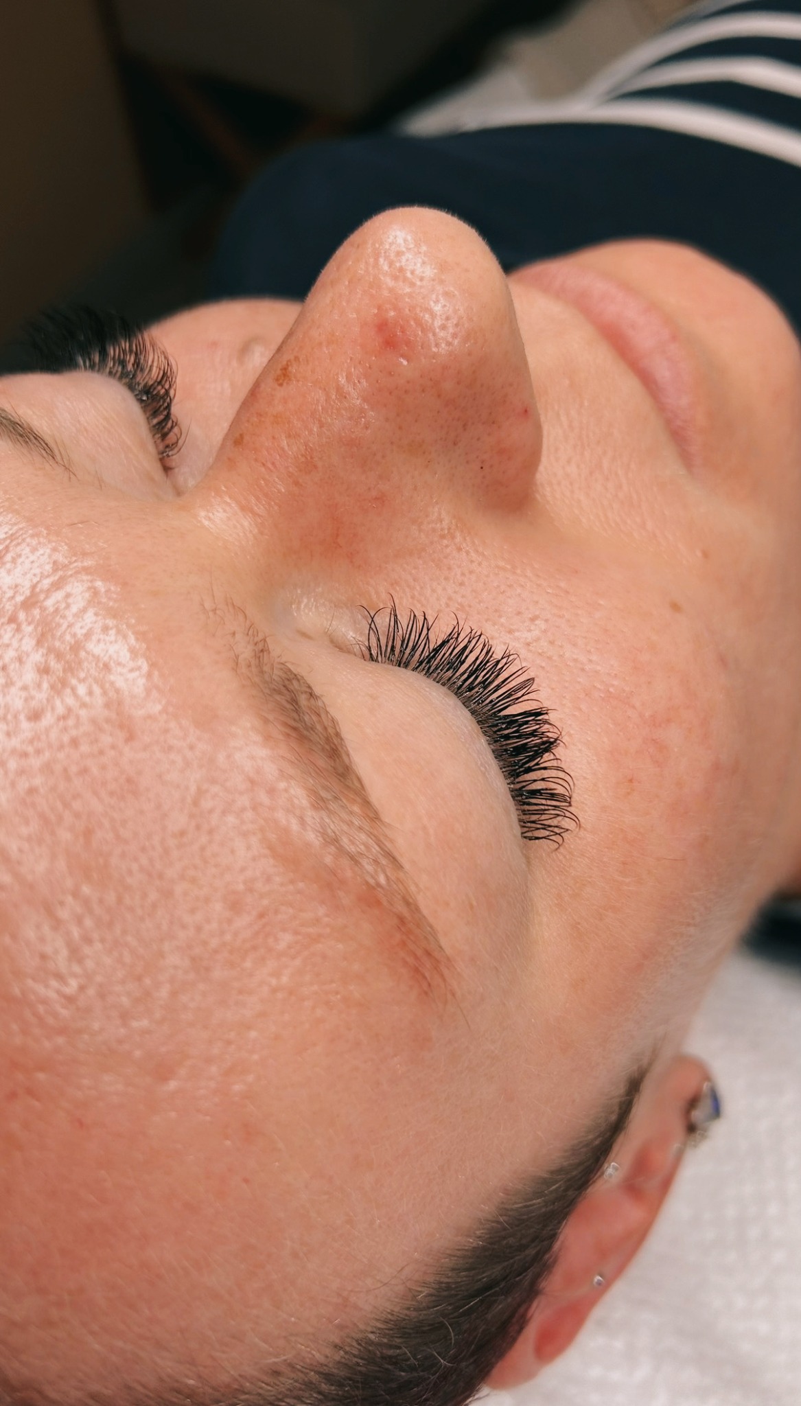 Detailaufnahme einer Wimpernverlängerung bei SL Cosmetics